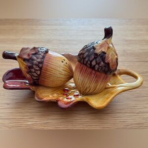 Fitz & Floyd Harvest Acorn Salt & Pepper w/ Leaf Tray